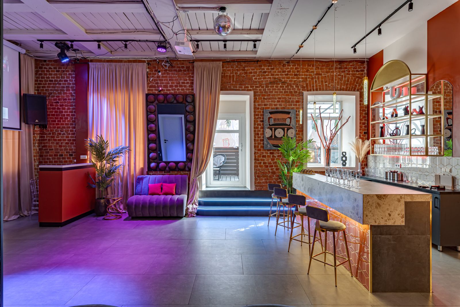 Фотография 4 площадки Уютный зал в стиле лофт‑фьюжн с верандой на Бауманской