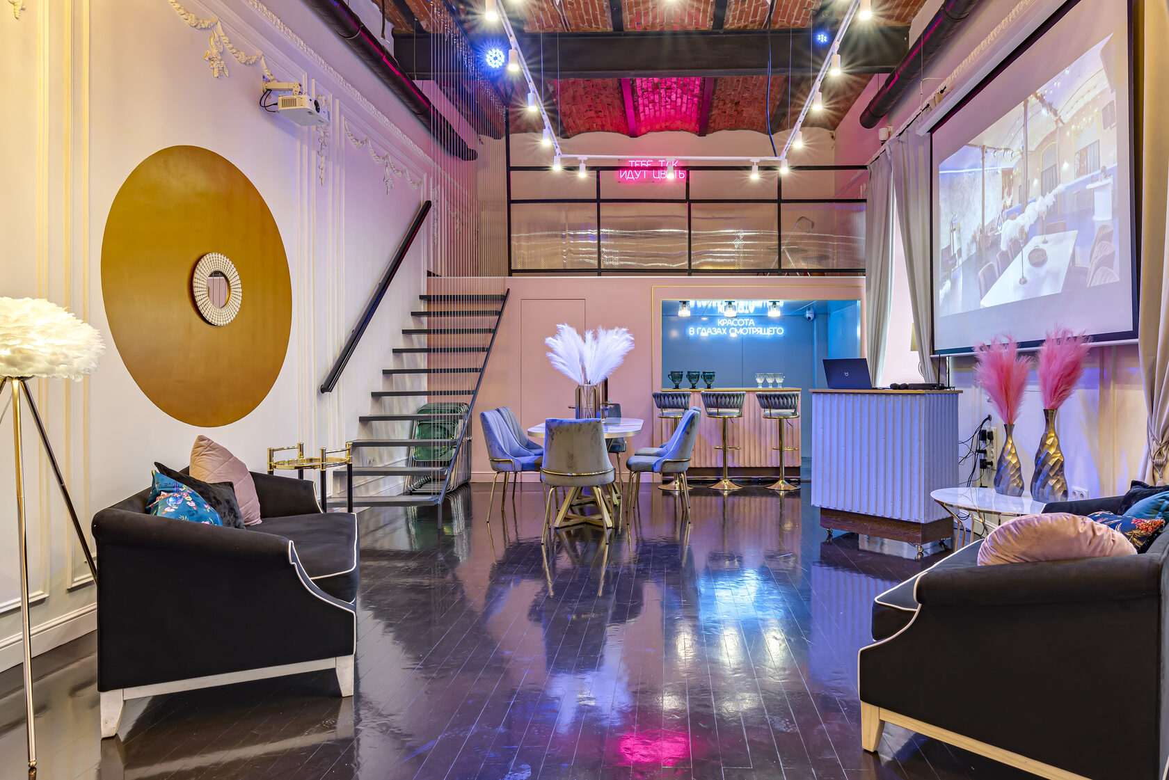 Фотография 1 площадки МАЙ Роза на Курской: двухуровневый зал 60 м²