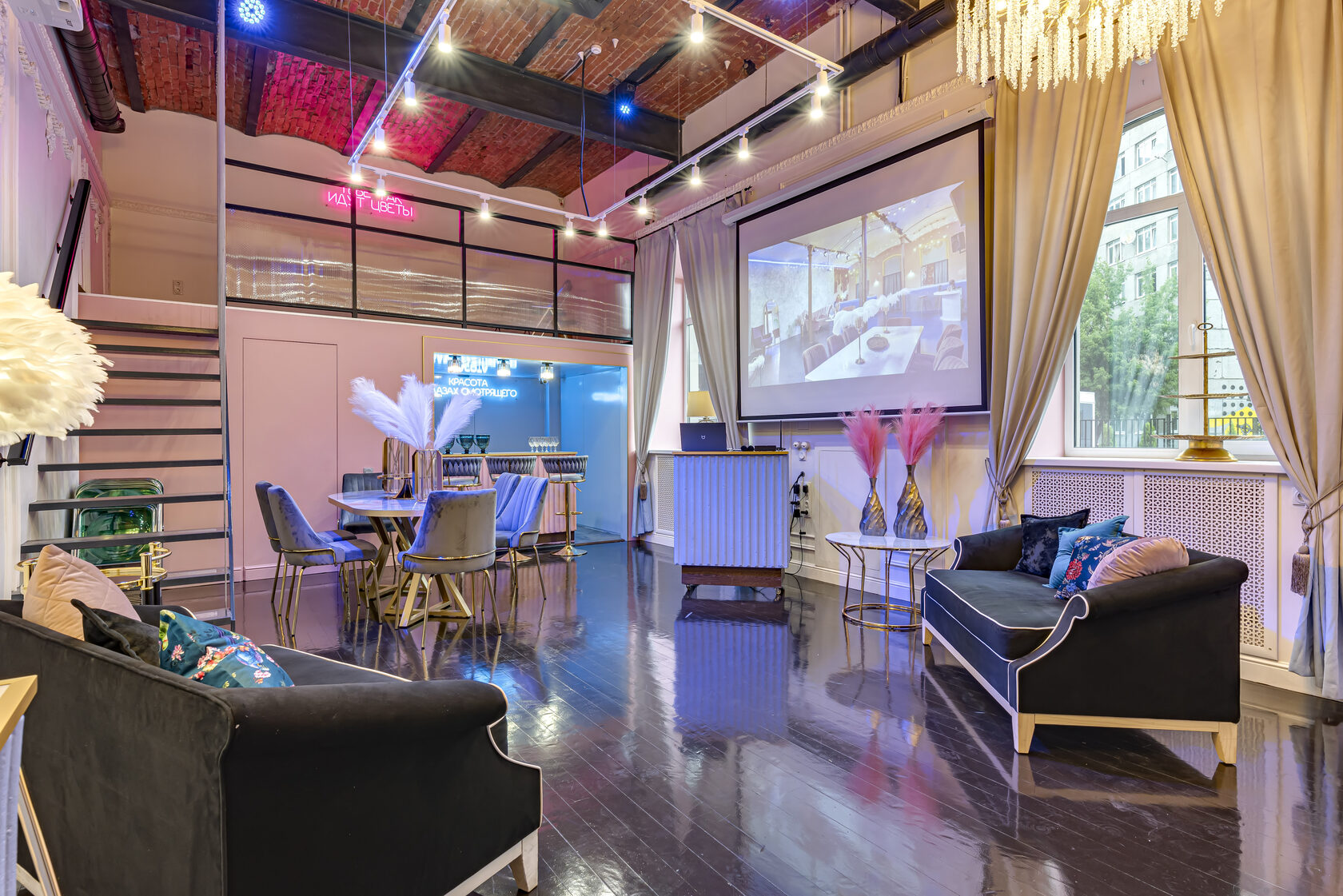 Фотография 5 площадки МАЙ Роза на Курской: двухуровневый зал 60 м²