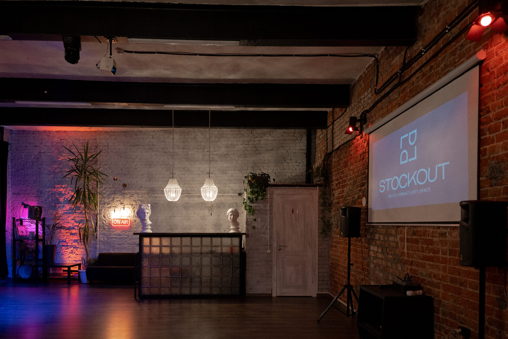 Фотография 4 площадки Высокие потолки на Вольной: камерный зал 90 м²