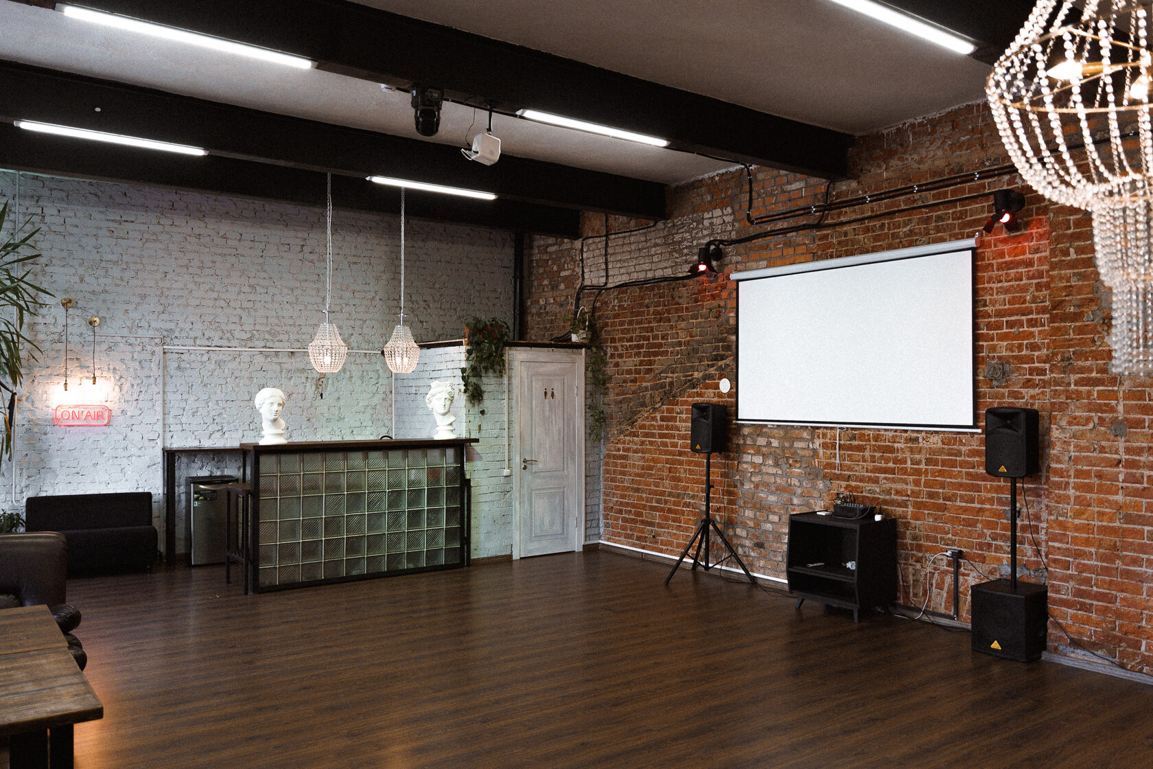 Фотография 12 площадки Высокие потолки на Вольной: камерный зал 90 м²