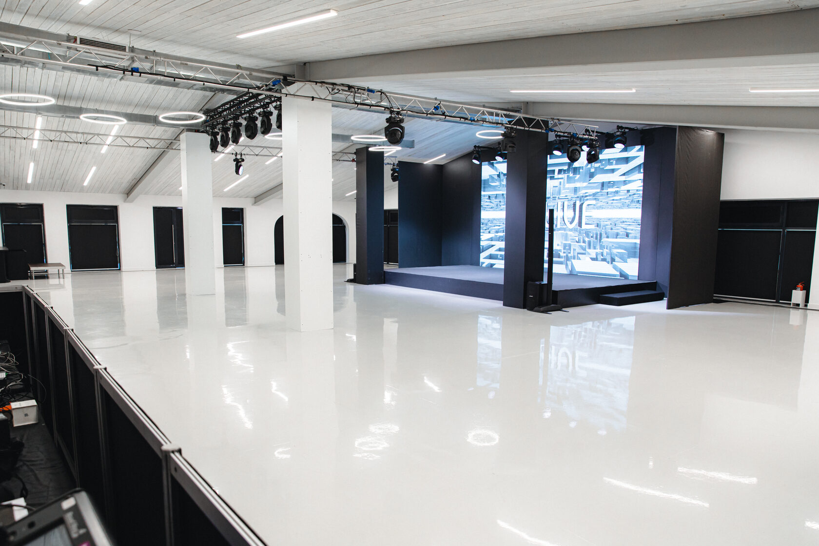 Фотография 1 площадки Шале на Чистых прудах: светлый зал 500 м²