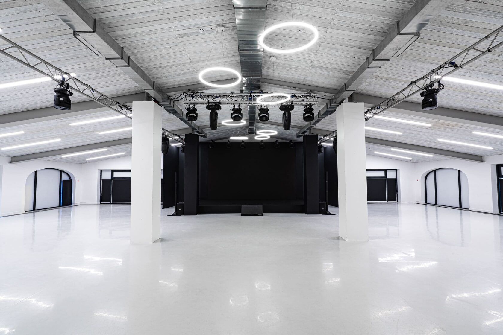 Фотография 7 площадки Шале на Чистых прудах: светлый зал 500 м²