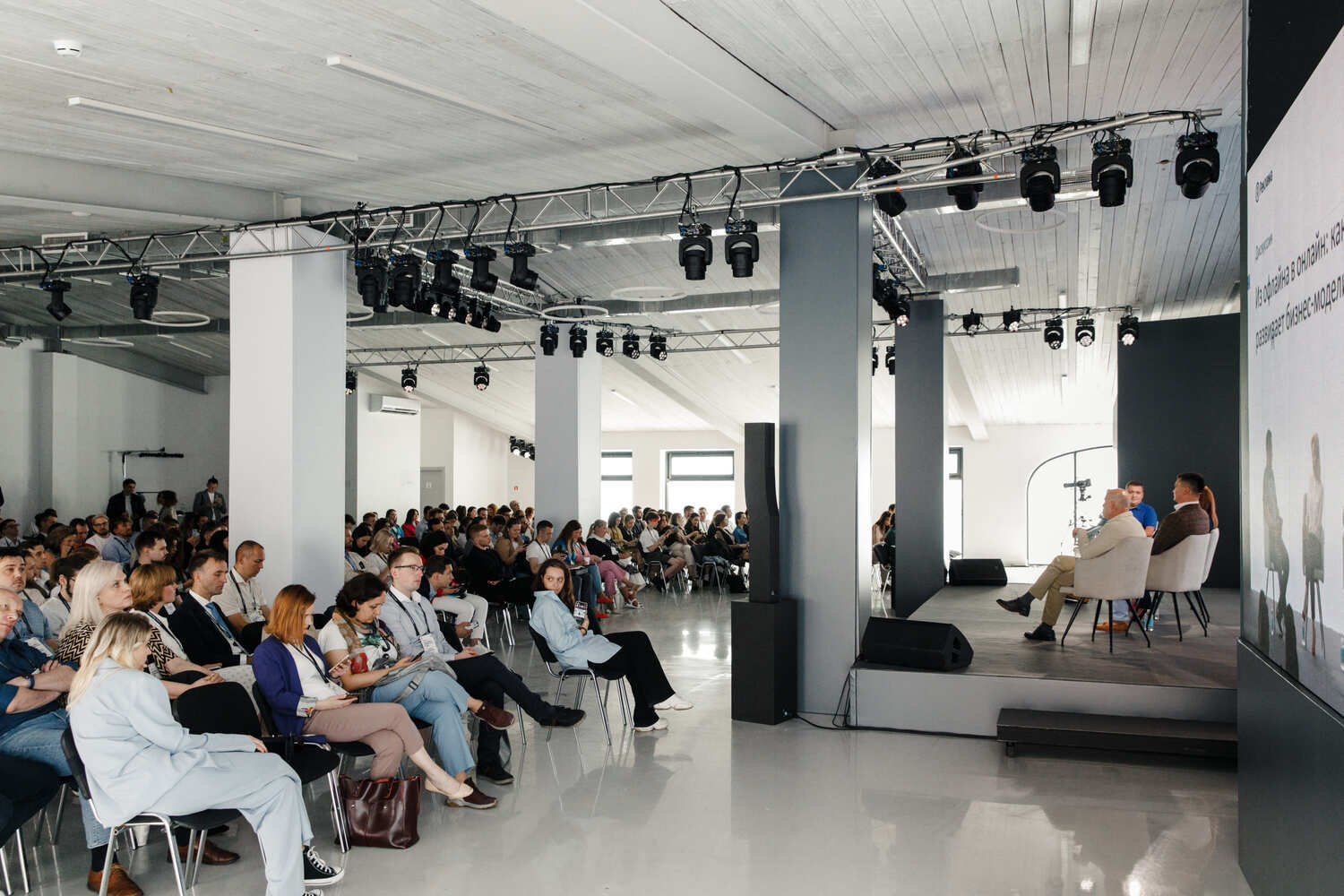 Фотография 14 площадки Шале на Чистых прудах: светлый зал 500 м²