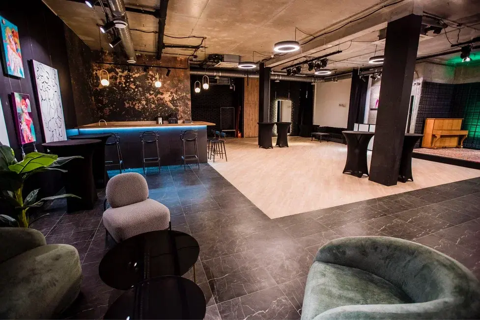 Фотография 1 площадки ALLE HALL на Арме: просторный зал со сценой, 170 м²