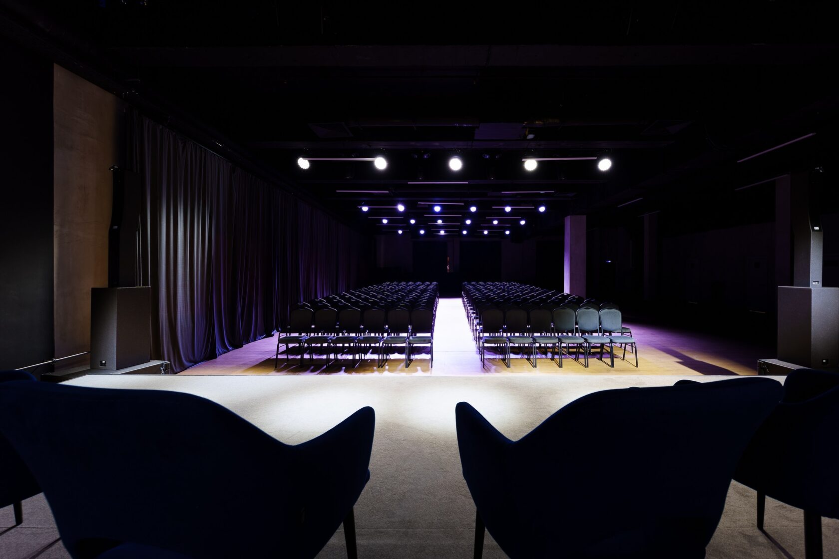 Фотография 6 площадки Mira Hall: зал со сценой 420 м²