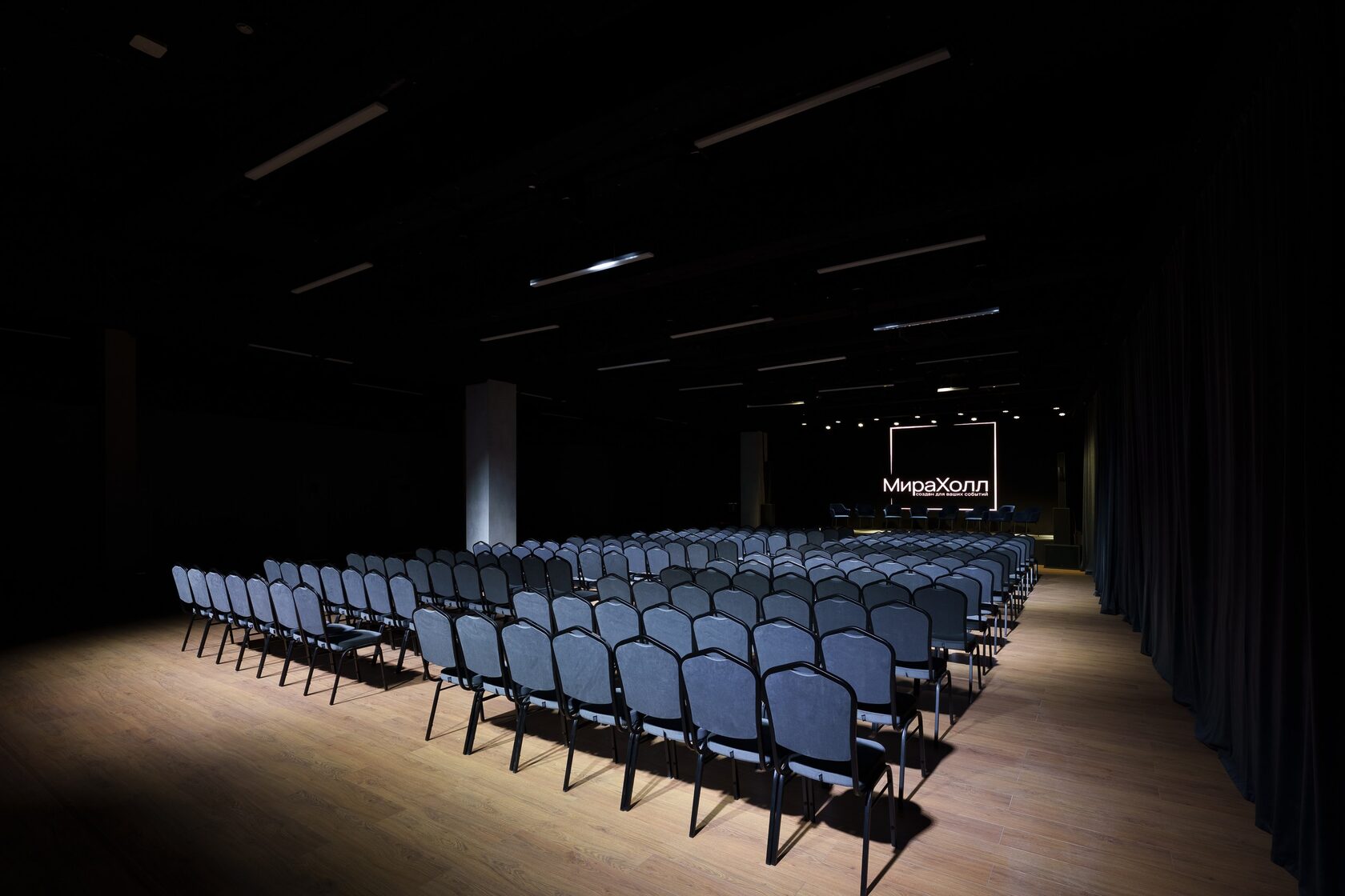 Фотография 13 площадки Mira Hall: зал со сценой 420 м²
