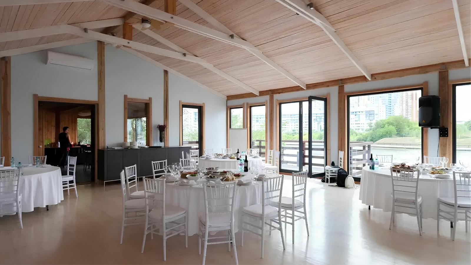 Фотография 10 площадки Loft House у реки: светлый зал с террасой, 142 м²