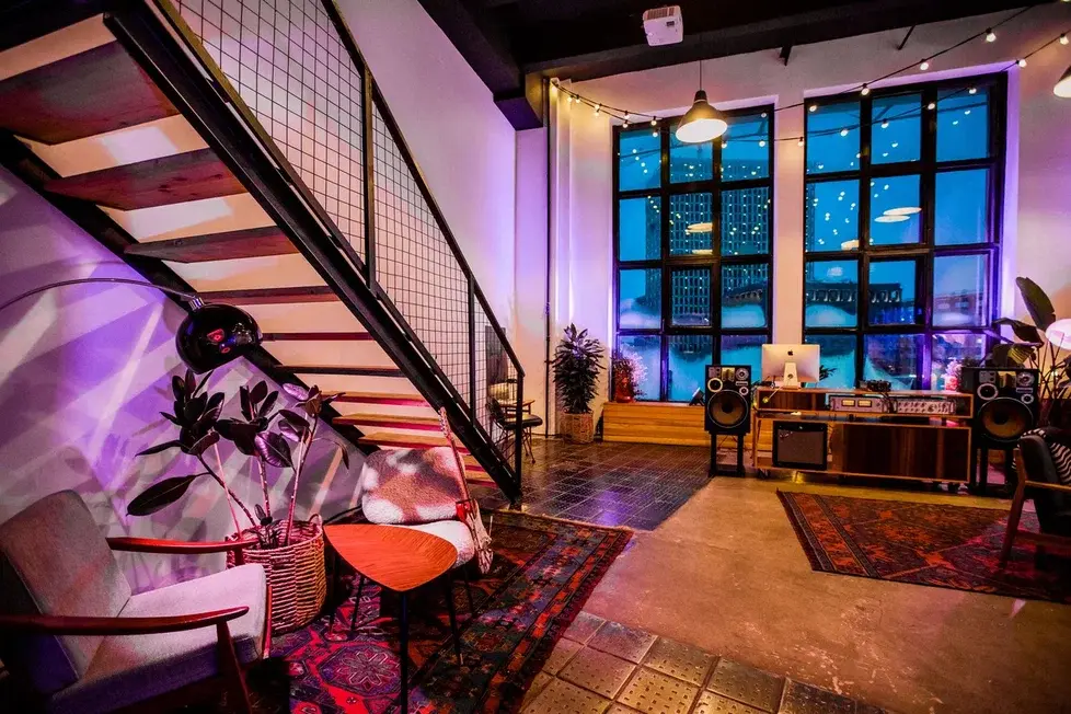 Фотография 11 площадки Room 404 на Савёловской: двухэтажный арт‑лофт 120 м²